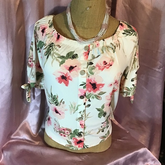 💕🔥👚2 for $40 Gorgeous Floral Blouse 👚🔥💕 - Picture 2 of 6